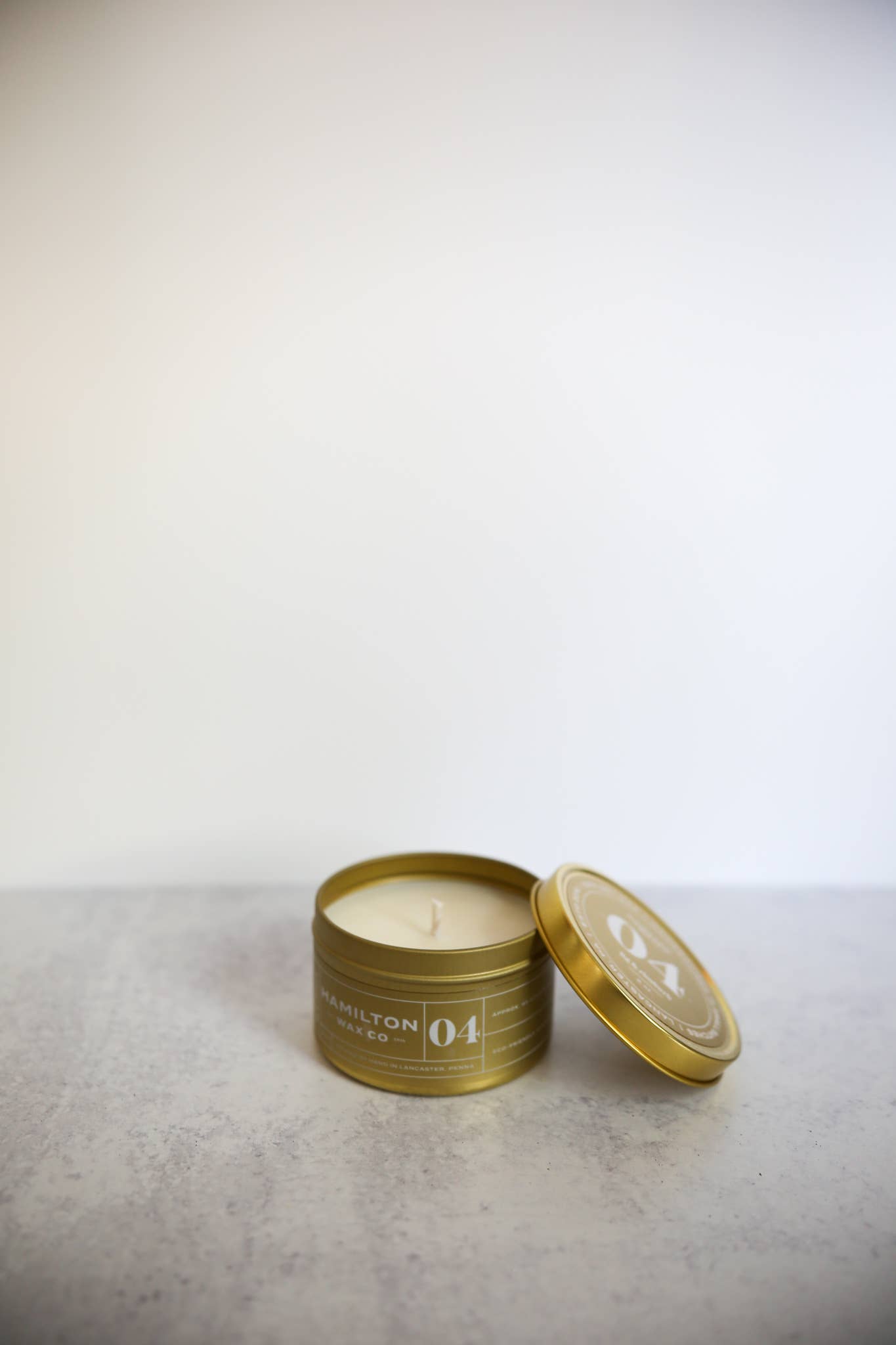 04 Fig & Rhubarb Scented Candle - Gold Tin